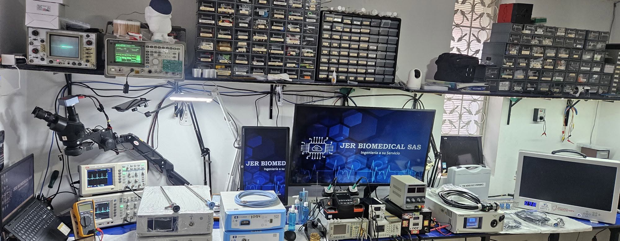 Laboratorio de JER Biomedical con instrumentación para calibración