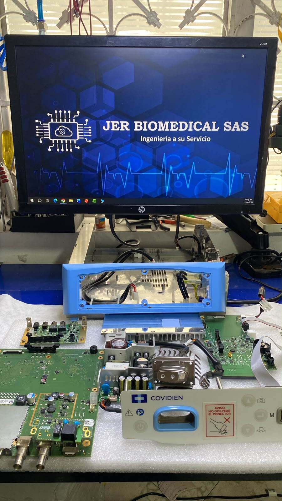Técnico realizando mantenimiento de equipo biomédico