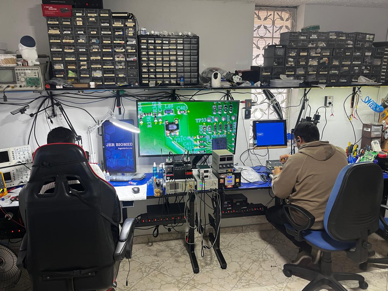 Técnico realizando mantenimiento de equipo biomédico